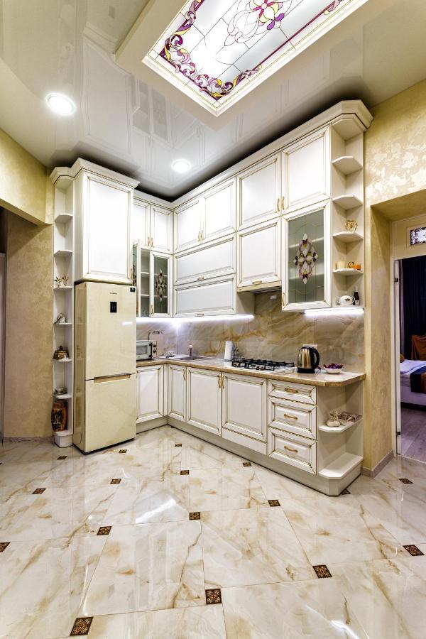 2 Bedroom Apartment Tykha Street City Center With Parking Place ลวีฟ ภายนอก รูปภาพ
